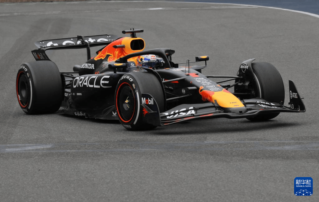 开云体育在线-红牛车队翻盘雷诺车队，塞恩斯带队取胜  第2张