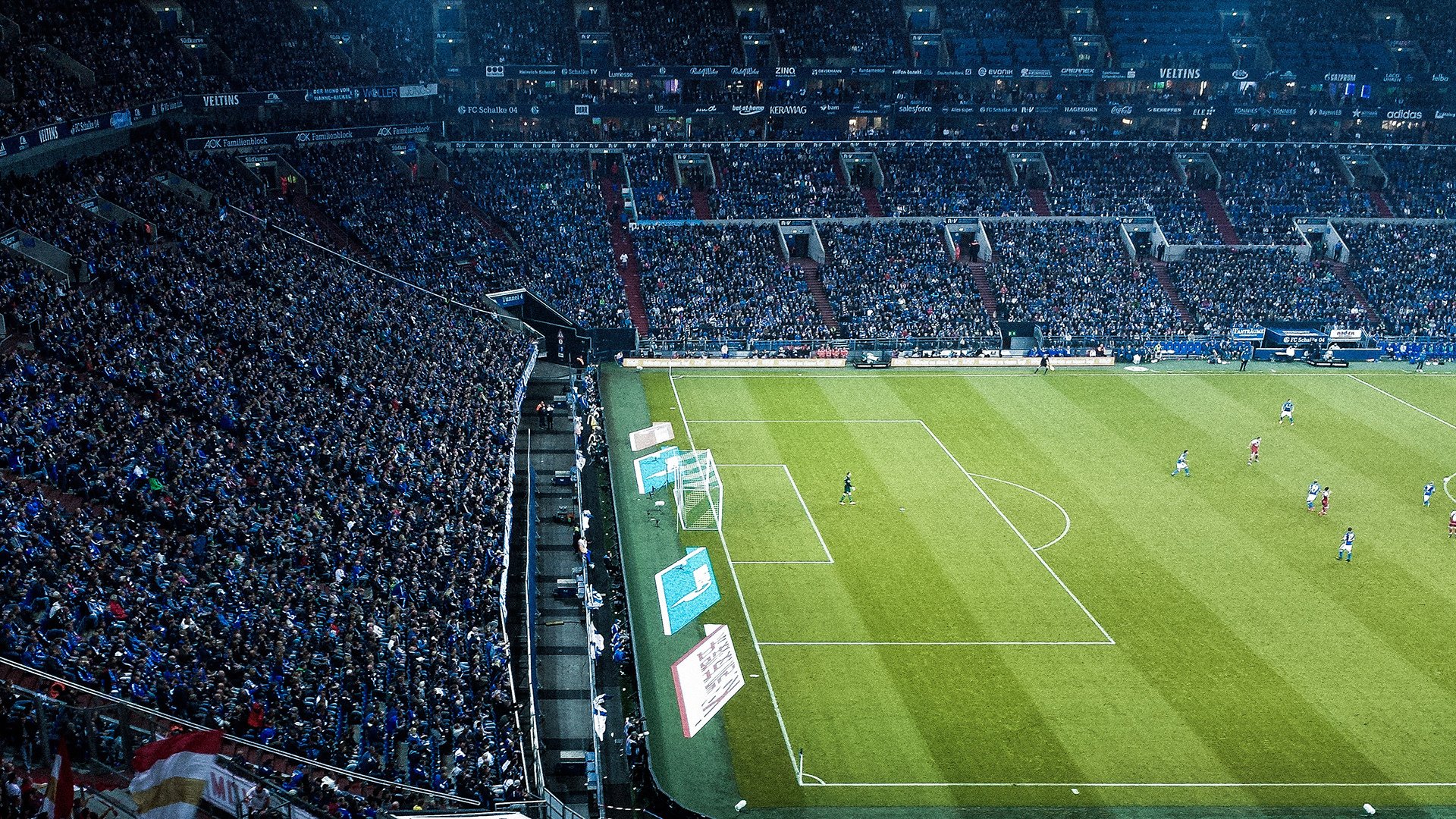 开云官网-库尔图瓦的方格旗，当足球门神在F1赛道接管比赛